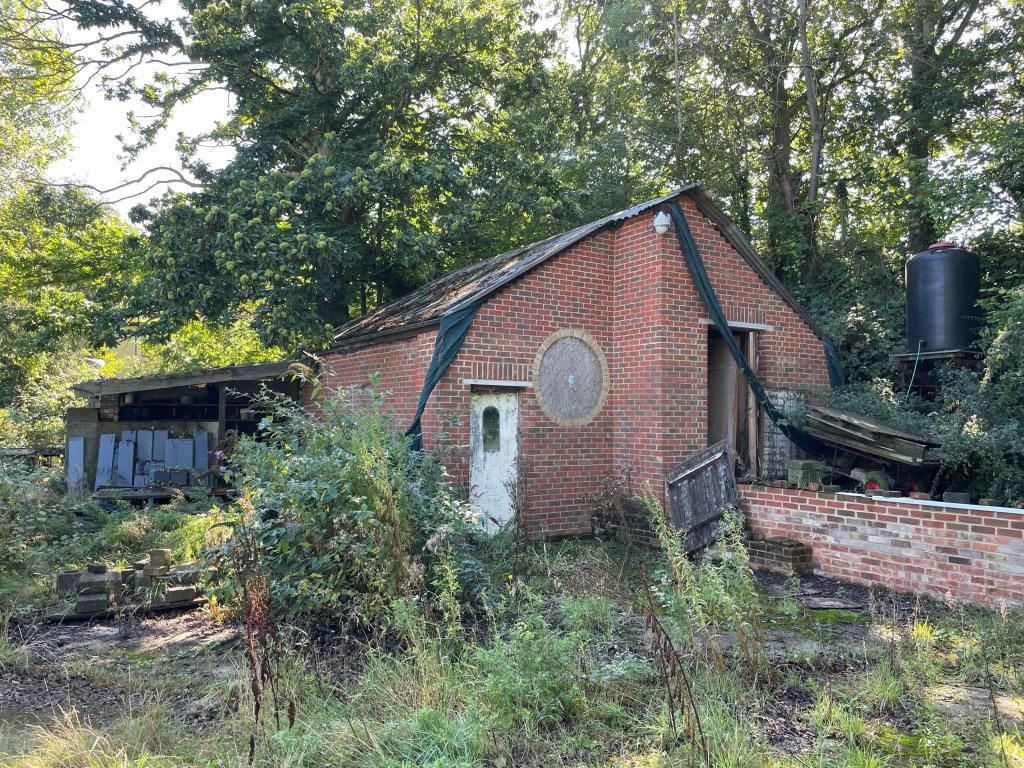Lot: 116 - FREEHOLD LAND WITH POTENTIAL - Brick and block built building